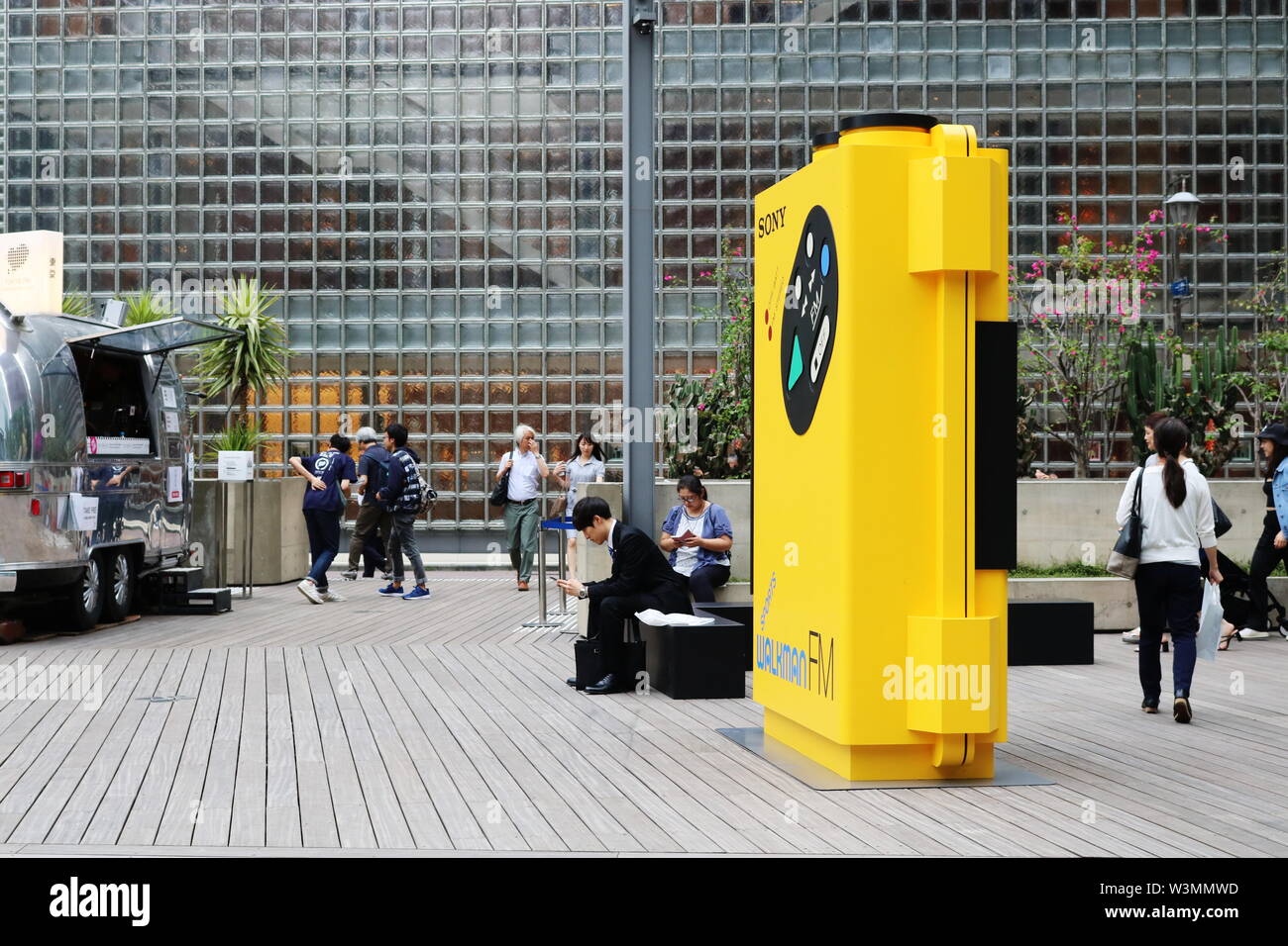 Un modello gigante di un Sony Walkman Sport a Ginza Sony Park. Essa è parte di una mostra organizzata per commemorare il Walkman il quarantesimo compleanno. (Luglio 2019) Foto Stock