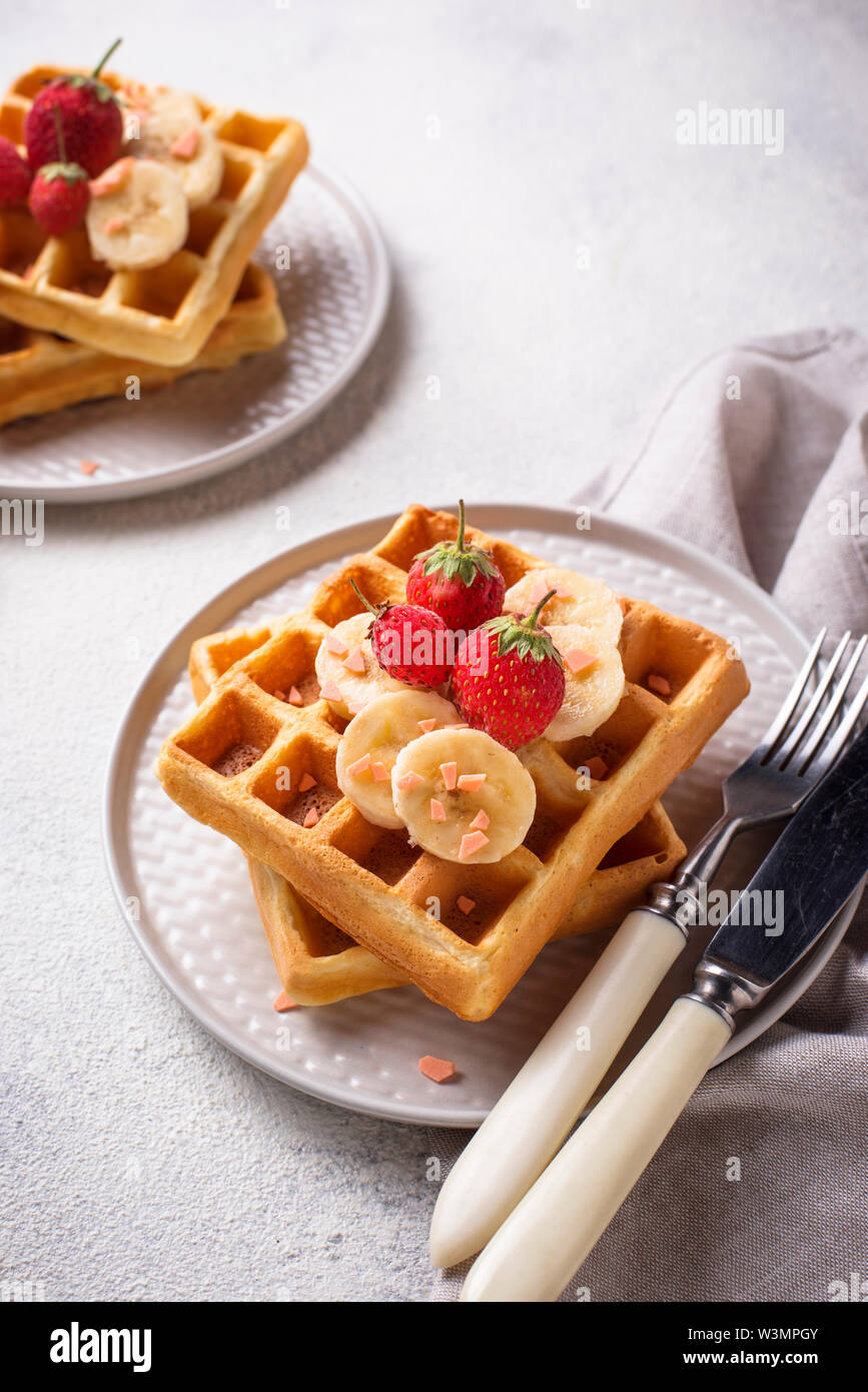 Cialde con fragole e banane Foto Stock
