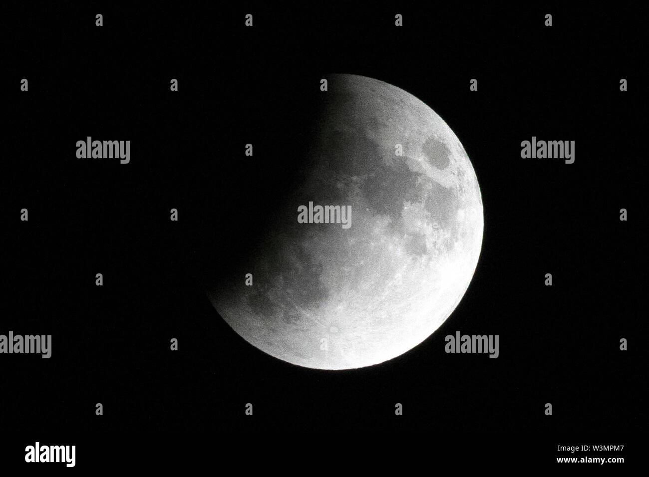 Il Cairo, Egitto. 16 Luglio, 2019. Un Eclissi lunare parziale è visto al Cairo, in Egitto, il 16 luglio 2019. Credito: Ahmed Gomaa/Xinhua/Alamy Live News Foto Stock