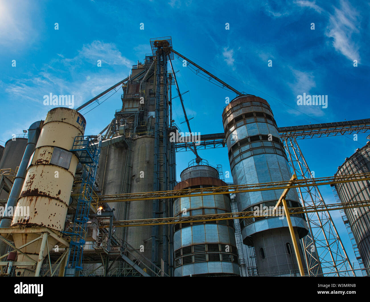 Moderno elevatore granella con cielo blu sullo sfondo Foto Stock