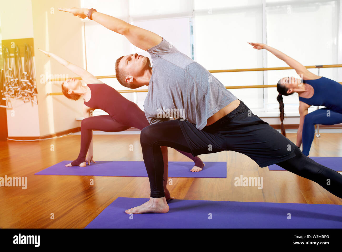 Fitness, yoga e uno stile di vita sano concetto - un gruppo di persone che fanno esercizi di stretching e meditando in vari yoga pone. Foto Stock
