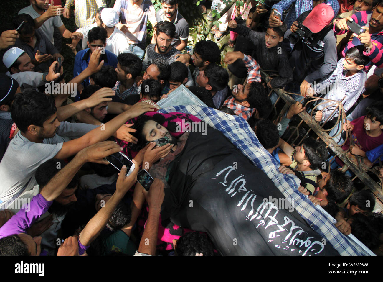 Musulmani del Kashmir lutto portano il corpo di Zahid Bhat di Nawdal f o lle durante il suo corteo funebre agosto 09-2017.Migliaia di persone ai funerali preghiere di Zahid in f o lle Nawdal.Egli è stato ucciso durante uno scontro a fuoco con le forze indiane a Gulbagh area del quartiere f o lle Pulwama. Foto Stock