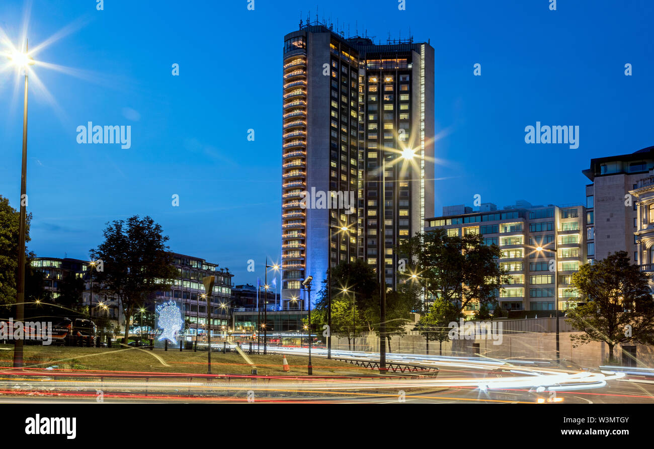 Il London Hilton Park Lane di notte REGNO UNITO Foto Stock