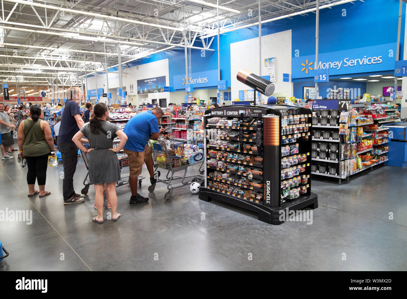 I clienti in attesa in linea occupato a Walmart casse in un negozio supercenter in Orlando Florida USA Foto Stock