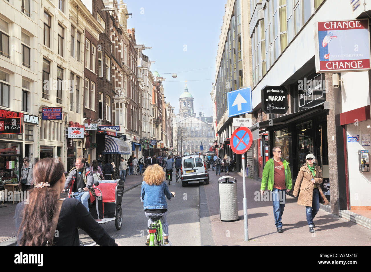 Damstraat, una strada popolare per i turisti in esecuzione a est da Piazza Dam in Oudezijds Voorburgwal, e il Palazzo Reale. Amsterdam, Paesi Bassi Foto Stock
