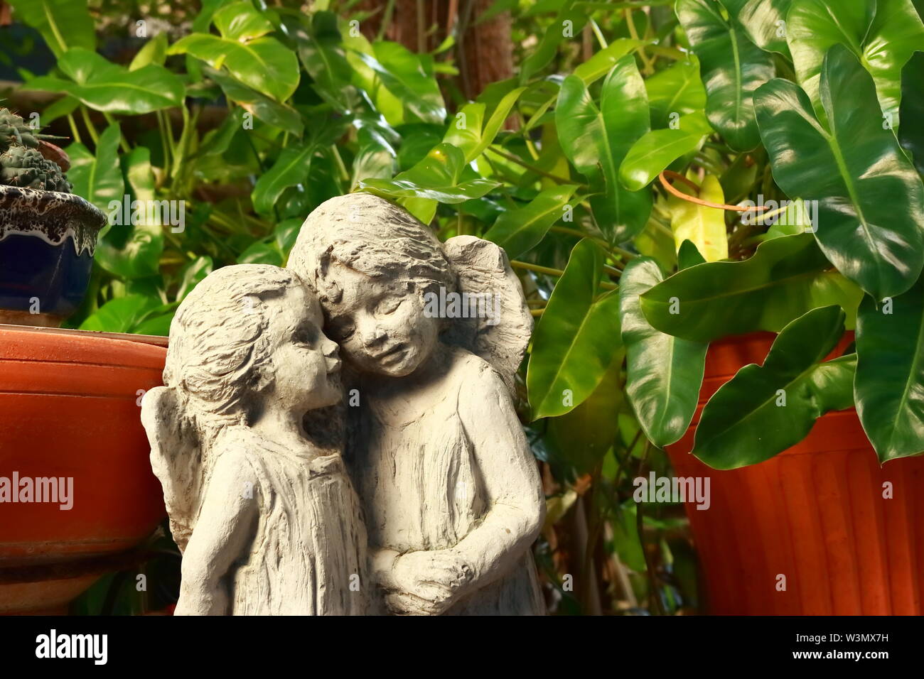Primo piano di due angelo amante statue in piedi insieme nel giardino, il concetto di amore Foto Stock