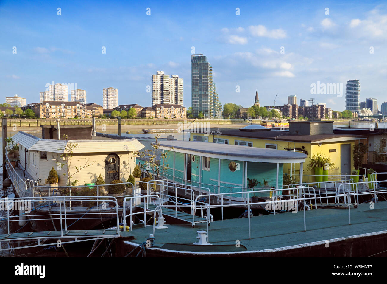 Chelsea raggiungi le case galleggianti lungo il Chelsea Embankment sul Tamigi verso l'edificio di Montevetro e l'architettura dello skyline di Battersea, Londra, Regno Unito Foto Stock