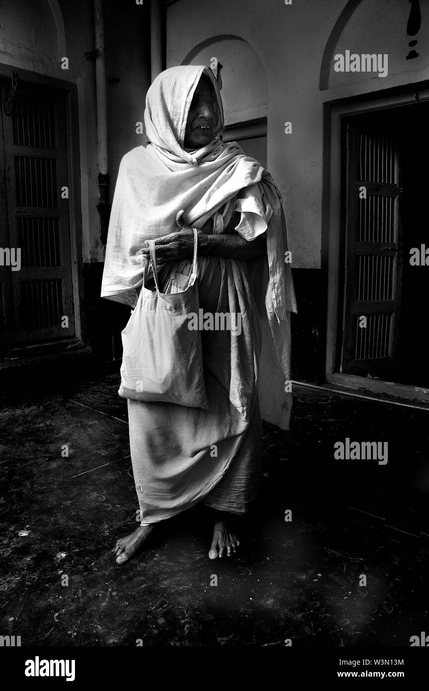 In base al censimento del 1991 in India ci sono 33 milioni di vedove in India. Si tratta di otto per cento del totale della popolazione femminile che sta aumentando di giorno in giorno. Un gran numero di vedove che vivono in Vrindavan, sono viste sulle strade, in ashram e altri centri in Vrindavan. Vrindavan ha oltre 4.000 templi e numerosi ashram (Hermitage). Tanto che Vrindavan è venuto per acquisire un orribile nickname, "Città di vedove. Vrindavan, Uttar Pradesh, India. Marzo 29, 2009. Foto Stock
