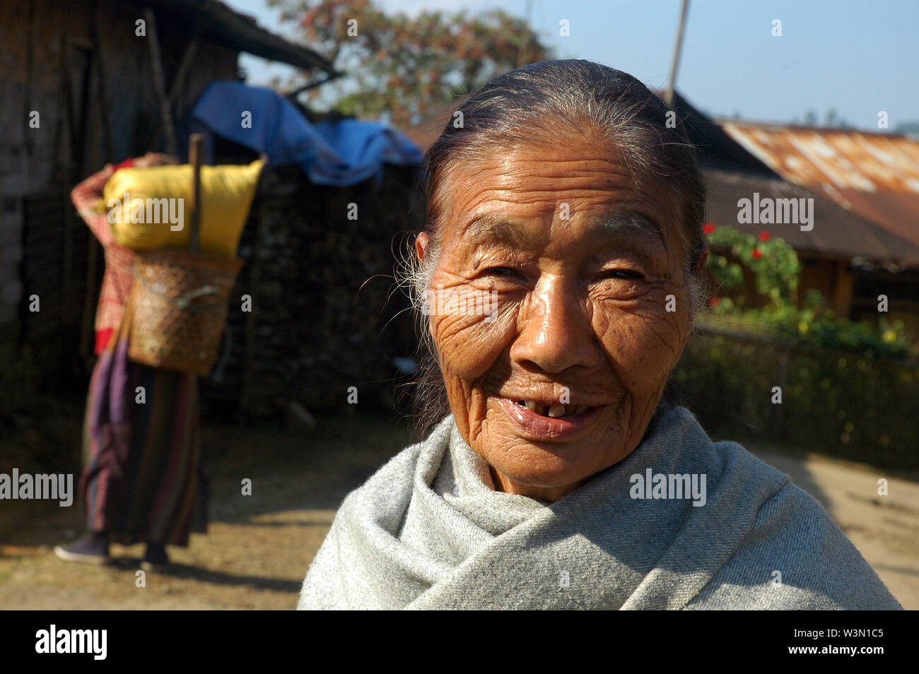 Una donna anziana provenienti da minoranze etniche Naga comunità, nel villaggio di Ungma, 10 chilometri a sud dalla città di Mokochung, del Nagaland, India. Il Nagaland, è un piccolo stato collinare, nella parte nord-est dell India. La popolazione, (principalmente di etnia popolazioni Naga) è quasi due milioni di euro. Essa ha una superficie totale di 6,401 miglia quadrate che lo rende uno dei più piccoli stati dell India. Come 90.02% della popolazione è cristiano, la collina è stato conosciuto come il più popoloso stato Battista nel mondo. Dal 1 gennaio 2009. Foto Stock