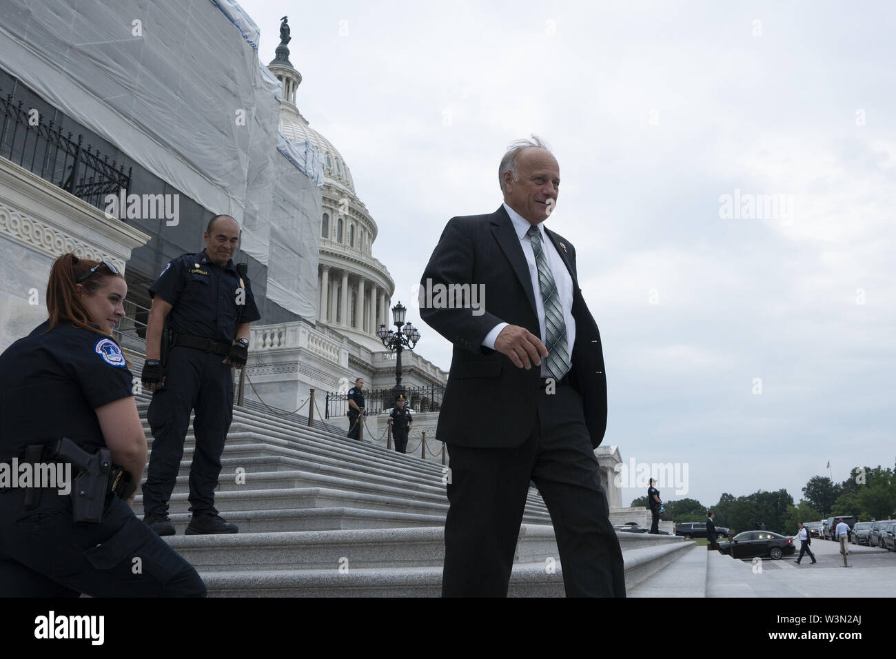 Washington, Distretto di Columbia, Stati Uniti d'America. 16 Luglio, 2019. Rappresentante degli Stati Uniti Steve Re (repubblicano di Iowa) si diparte il Campidoglio dopo una votazione in merito i tweet del Presidente degli Stati Uniti Trump al Campidoglio di Washington, DC, Stati Uniti il 16 luglio 2019. Credito: Stefani Reynolds/CNP/ZUMA filo/Alamy Live News Foto Stock