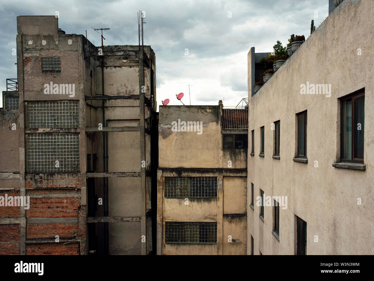 Vista del cortile di run-giù edifici residenziali nel centro storico di Città del Messico, CDMX, Messico. Giu 2019 Foto Stock