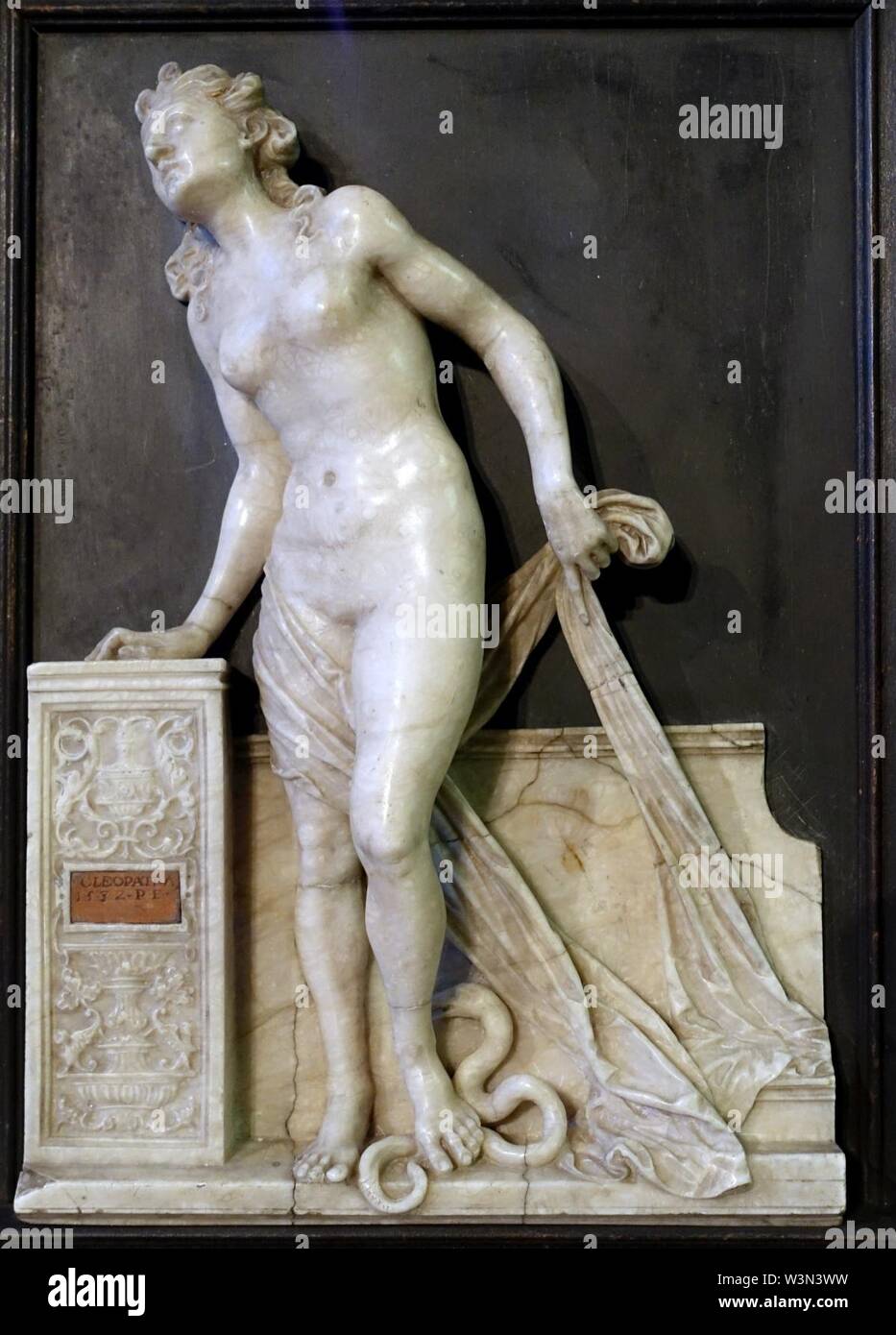 Cleopatra - Euridice da Monogrammist PE, eventualmente Pietro Ehemann, 1532, alabastro sull'ardesia Foto Stock