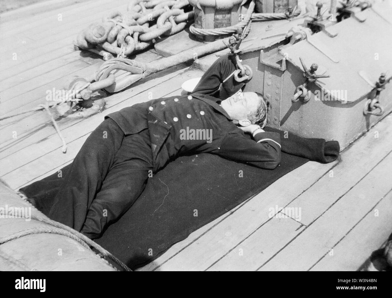 Cancelliere R. Wallace addormentato sul quarterdeck di HMS "Aurora" (1913). Foto Stock
