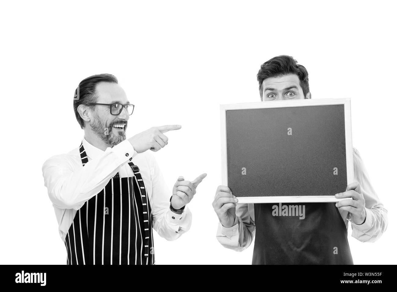 Unisciti a noi. Assunzione di personale del ristorante. Hipster barista visualizza blackboard copia spazio. Gli uomini barbuti informare. Gli uomini barbuti barista in attesa della catenaria lavagna vuota. Barista con blackboard annuncio. Foto Stock