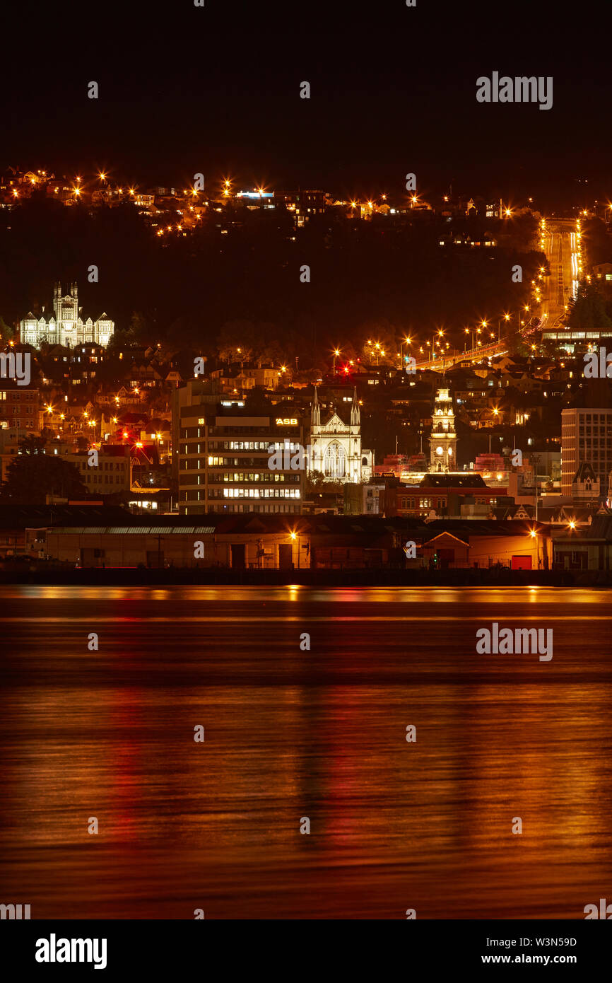 Otago Boys High School, la Cattedrale di St Paul, Camere municipali di Clock Tower, riflesso nel porto di Otago, Dunedin, Otago, Isola del Sud, Nuova Zelanda Foto Stock