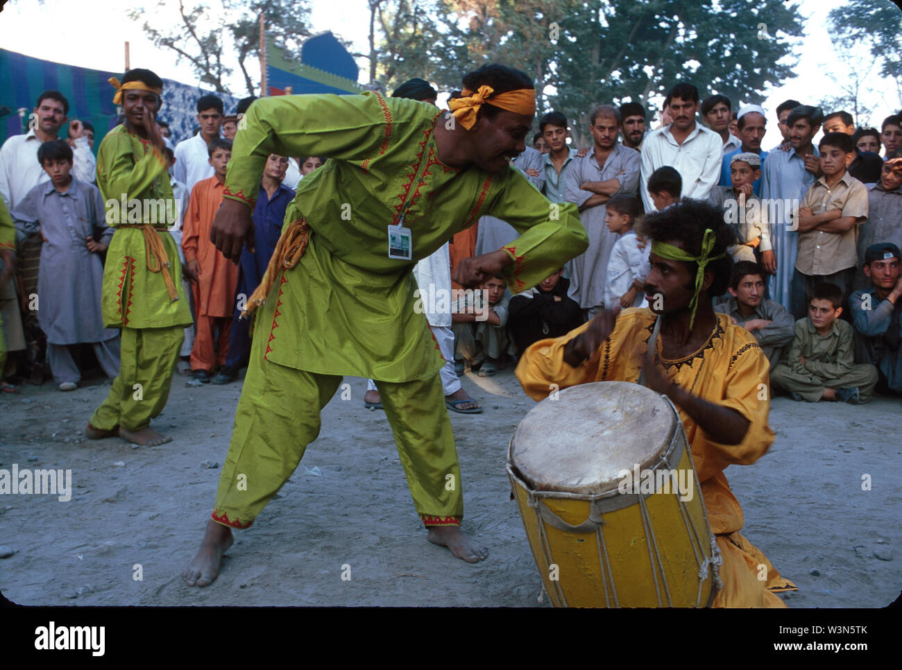 Gli uomini di eseguire la tradizionale danza Makrani, durante un featival culturale, nella città di Gilgit nella regione nord del Pakistan. Aprile 20, 2005. Foto Stock
