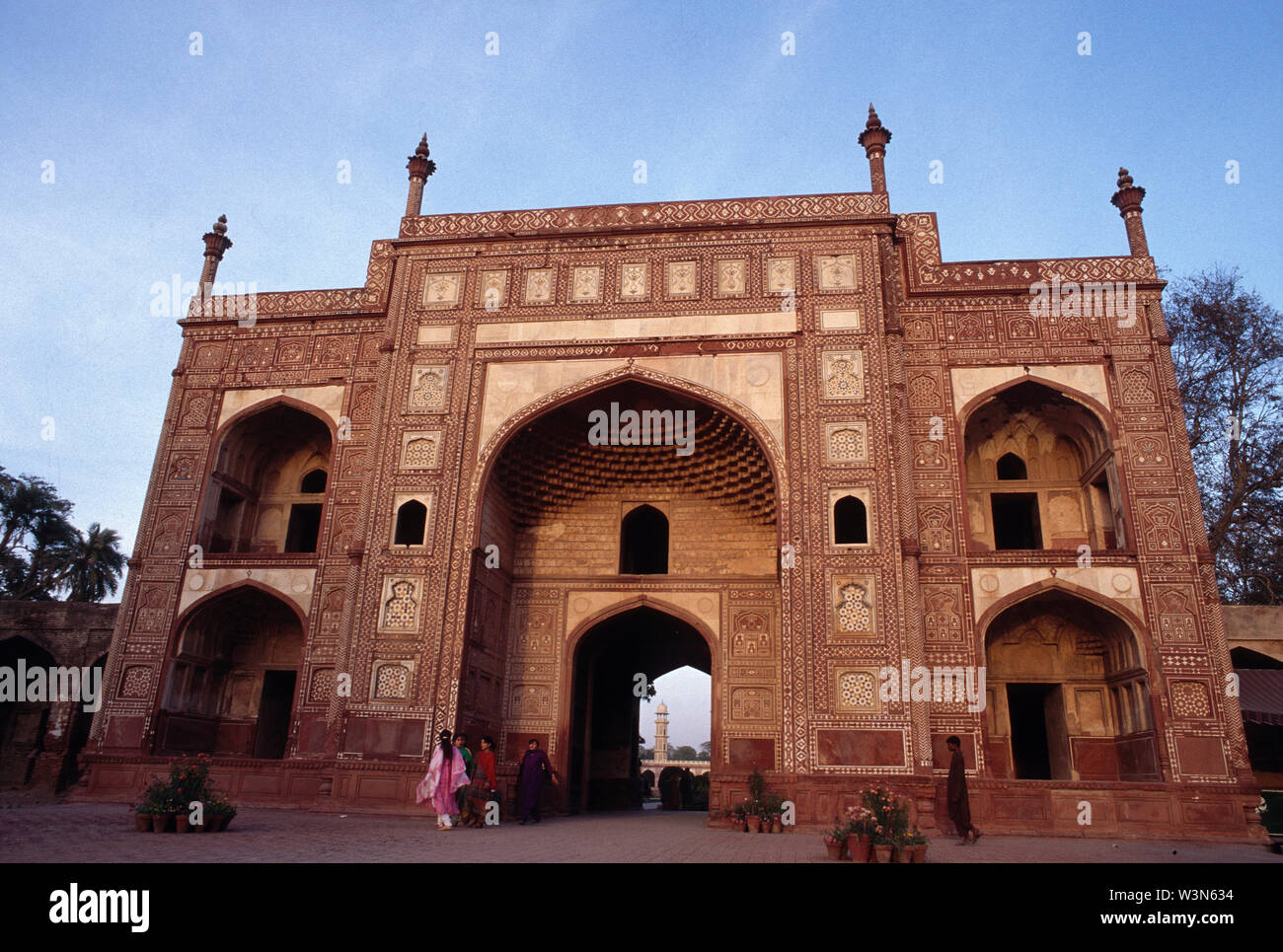 L'ingresso principale della moschea Badshahi, nell Arcidiocesi di Lahore, Pakistan. Aprile 20, 2005. Foto Stock