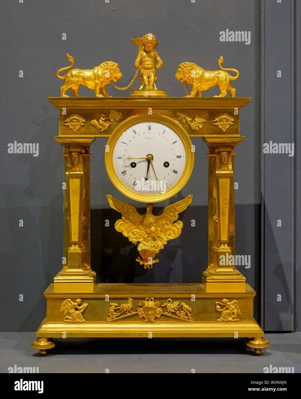 Orologio da Jacquet, attivo in Gisors, in Francia, primi 1800s, bronzo dorato, smalto Foto Stock