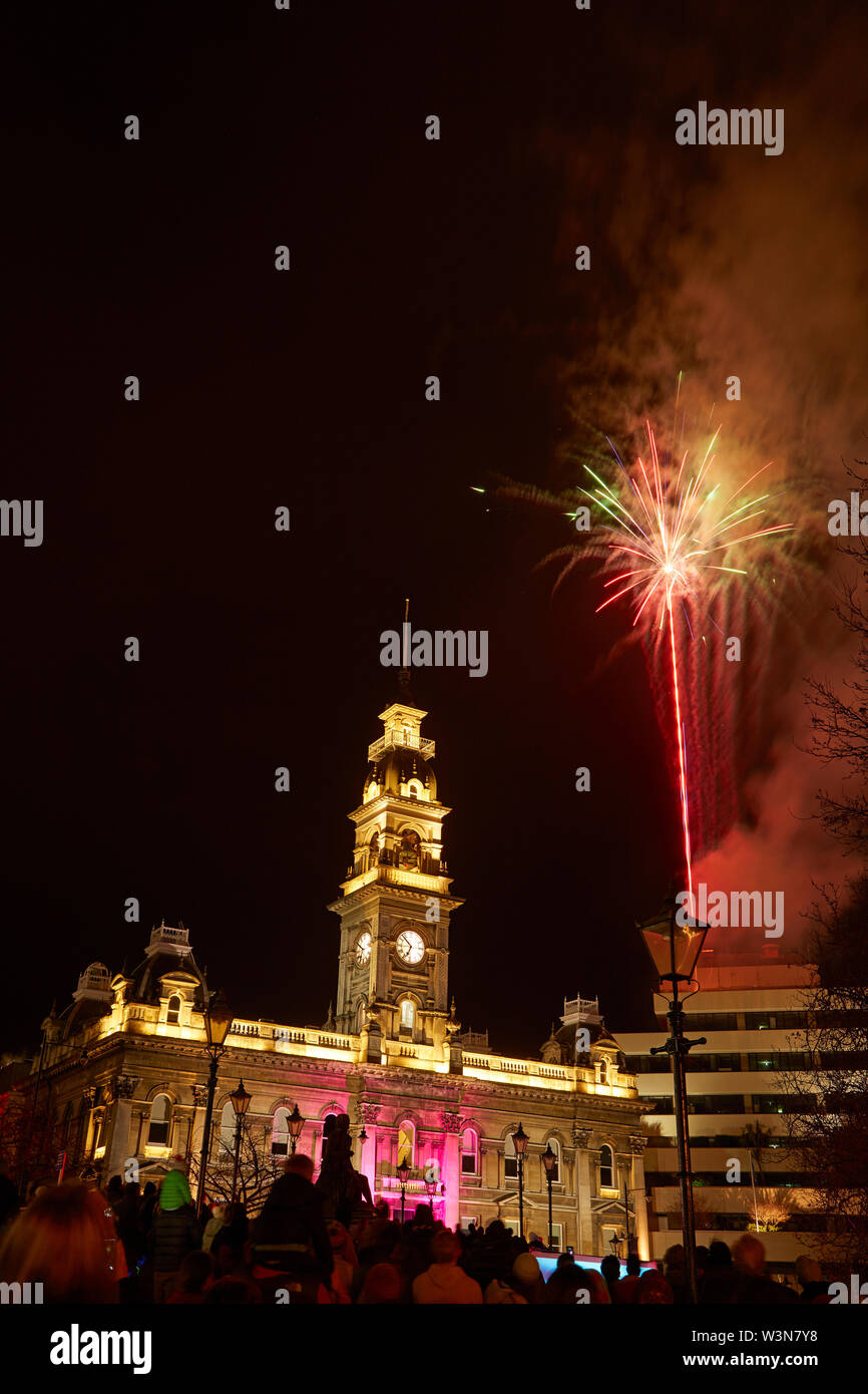 Fuochi d'artificio e Camere municipali, Mid-Winter Carnival, l'Ottagono, Dunedin, Isola del Sud, Nuova Zelanda Foto Stock