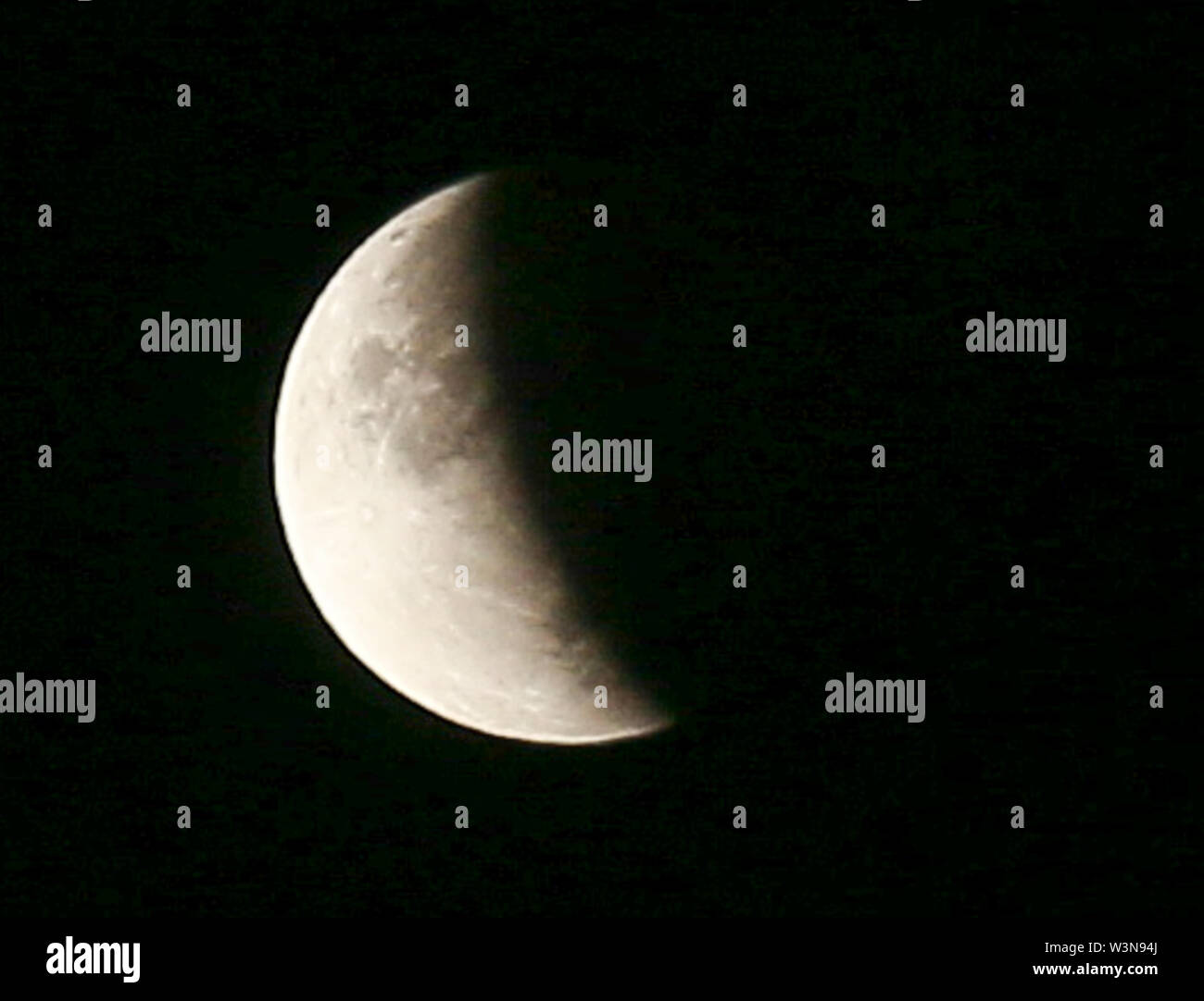 Kathmandu, Nepal. 17 Luglio, 2019. La luna si vede durante le eclissi lunare parziale. Credito: SOPA Immagini limitata/Alamy Live News Foto Stock