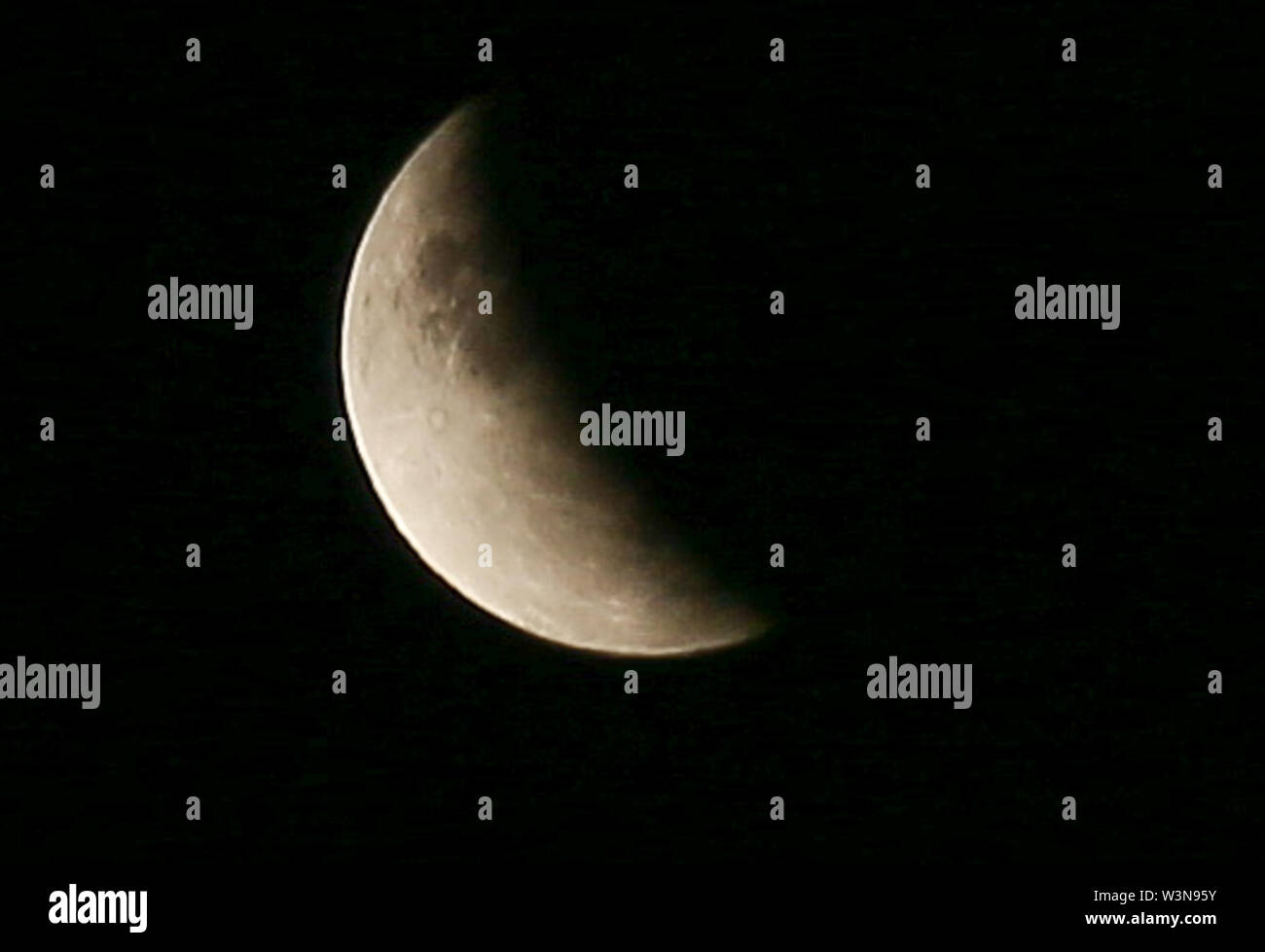Kathmandu, Nepal. 17 Luglio, 2019. La luna si vede durante le eclissi lunare parziale. Credito: SOPA Immagini limitata/Alamy Live News Foto Stock