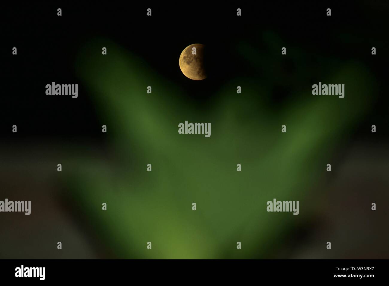 La questione del Kashmir, India. 17 Luglio, 2019. La luna può essere visto durante un'Eclissi lunare parziale in Srinagar. Skywatchers in tutto il mondo hanno testimoniato una Eclissi lunare parziale, 50 anni al giorno dato che la missione di noi per portare gli uomini sulla Luna sollevata. L'eclipse ha iniziato a partire dal 1:31 am il 17 luglio. Il numero massimo di eclipse si è verificato alle 3 del mattino e le eclissi parziale si è conclusa a 4:29 am in India. Questa è stata l'ultima eclissi lunare dell'anno 2019. Credito: SOPA Immagini limitata/Alamy Live News Foto Stock