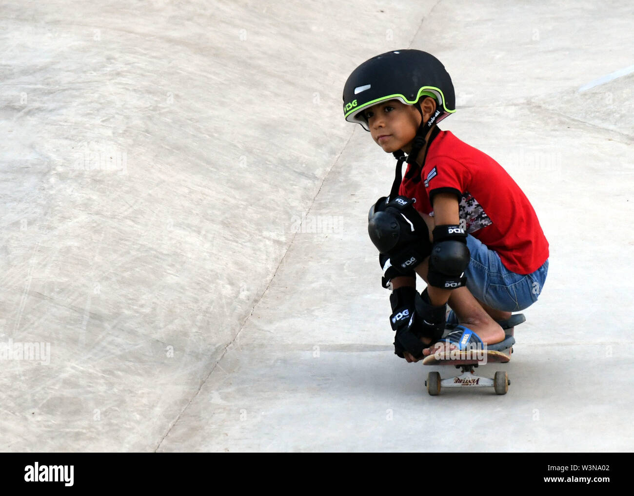 190717) -- Damasco, luglio 17, 2019 (Xinhua) -- Un bambino di skateboard  durante l'apertura del primo skatepark in Damasco, Siria, luglio 15, 2019.  La skatepark è stato co-costruito dai villaggi dei bambini