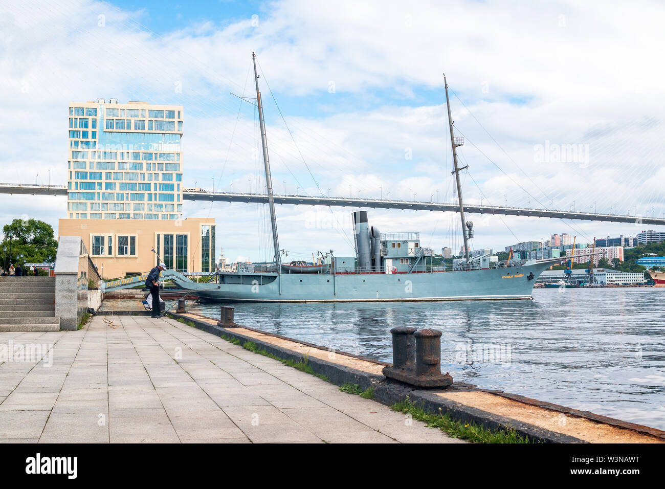 VLADIVOSTOK, RUSSIA - 21 giugno 2019: memoriale nave rosso fiamma. Il Russo nave pattuglia è un museo ed è situato sul terrapieno Korabelnaya di Fa Foto Stock