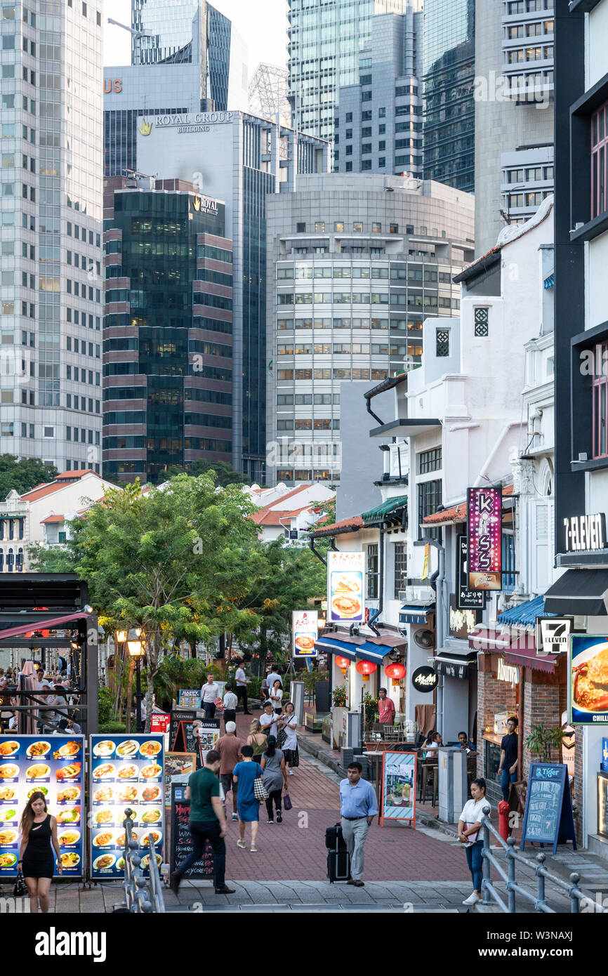 Singapore, Singapore - 14 Marzo 2019: persone che passeggiano intorno al lavoro dopo il quartiere del divertimento di Boat Quay nel quartiere degli affari. Foto Stock