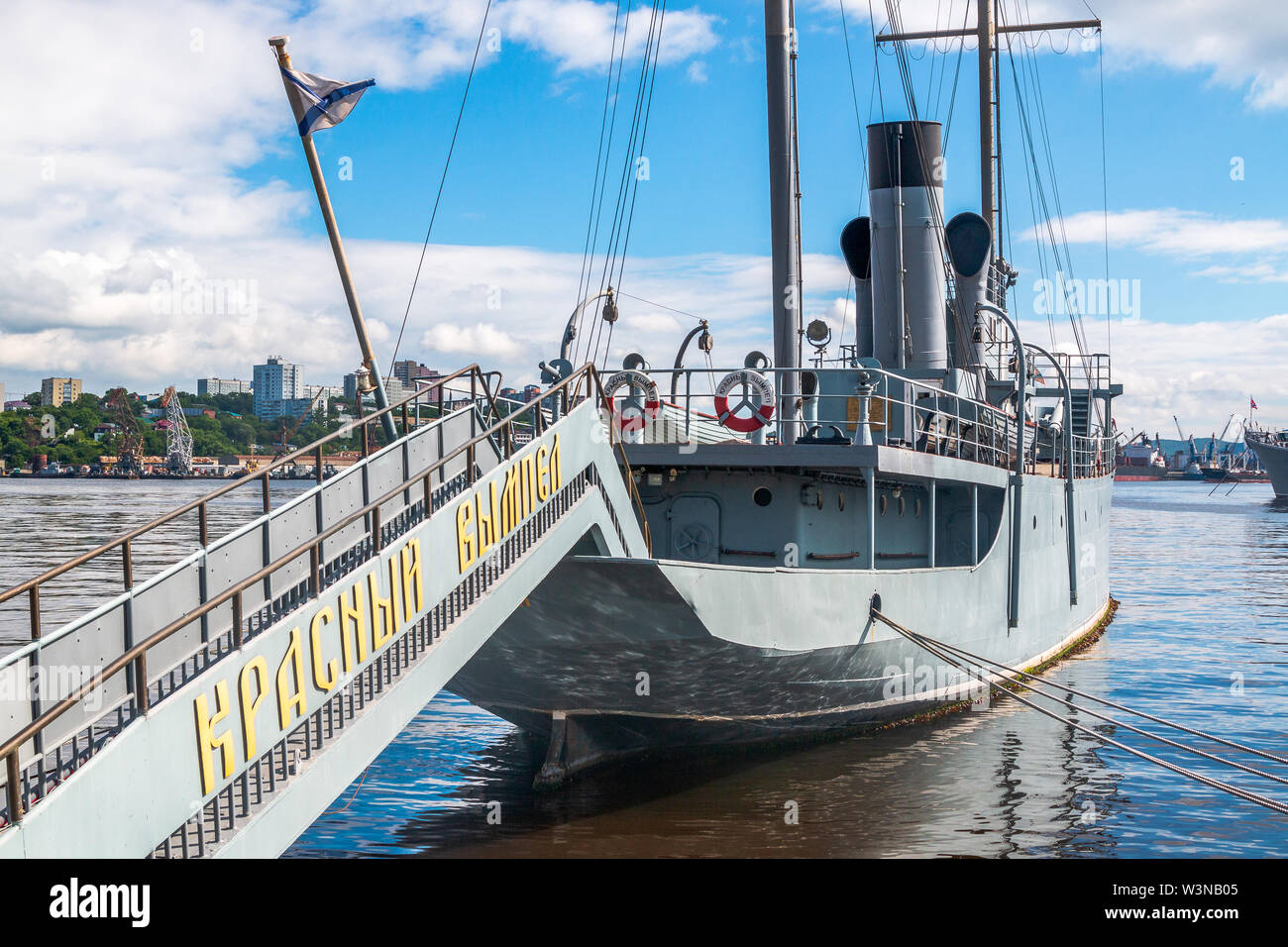 VLADIVOSTOK, RUSSIA - 21 giugno 2019: memoriale nave rosso fiamma. Il Russo nave pattuglia è un museo ed è situato sul terrapieno Korabelnaya di Fa Foto Stock