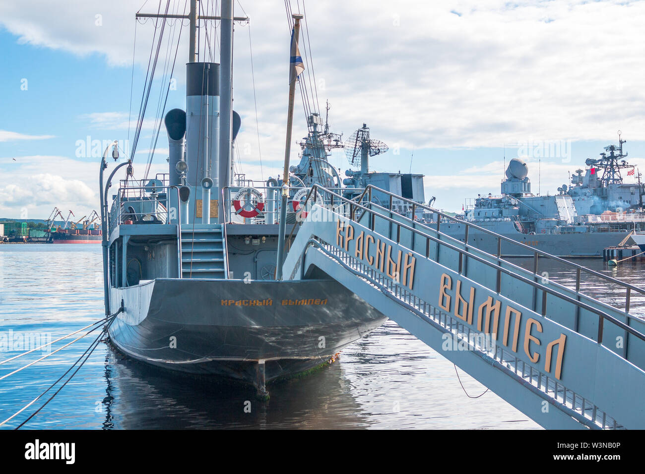 VLADIVOSTOK, RUSSIA - 21 giugno 2019: memoriale nave rosso fiamma. Il Russo nave pattuglia è un museo ed è situato sul terrapieno Korabelnaya di Fa Foto Stock