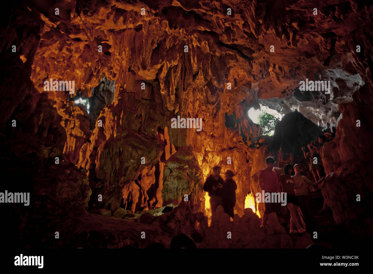 Grotta presso la Baia di Ha Long in Vietnam, Asia, illuminati per il turista in vacanza Foto Stock