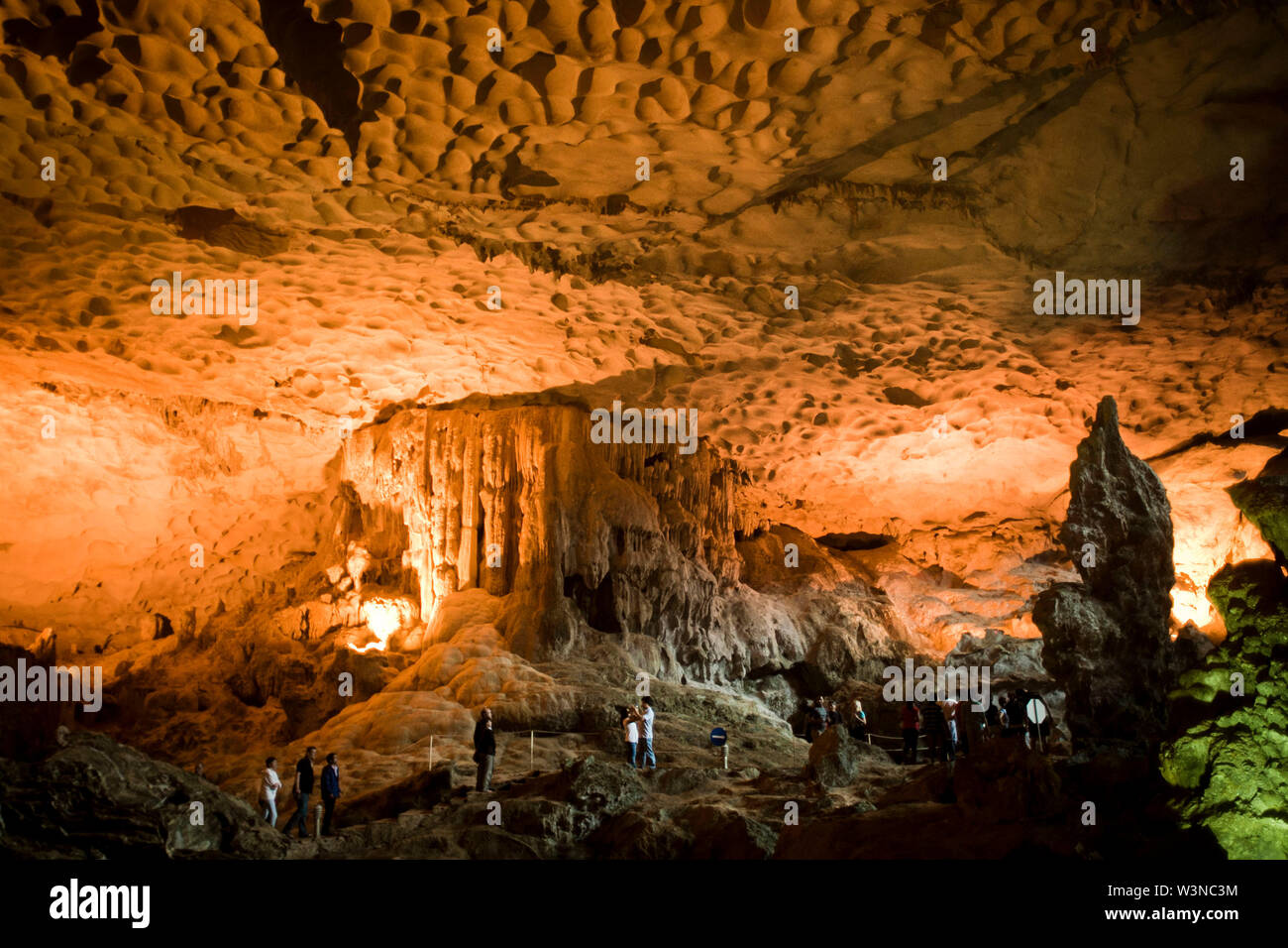 Grotta presso la Baia di Ha Long in Vietnam, Asia, illuminati per il turista in vacanza Foto Stock