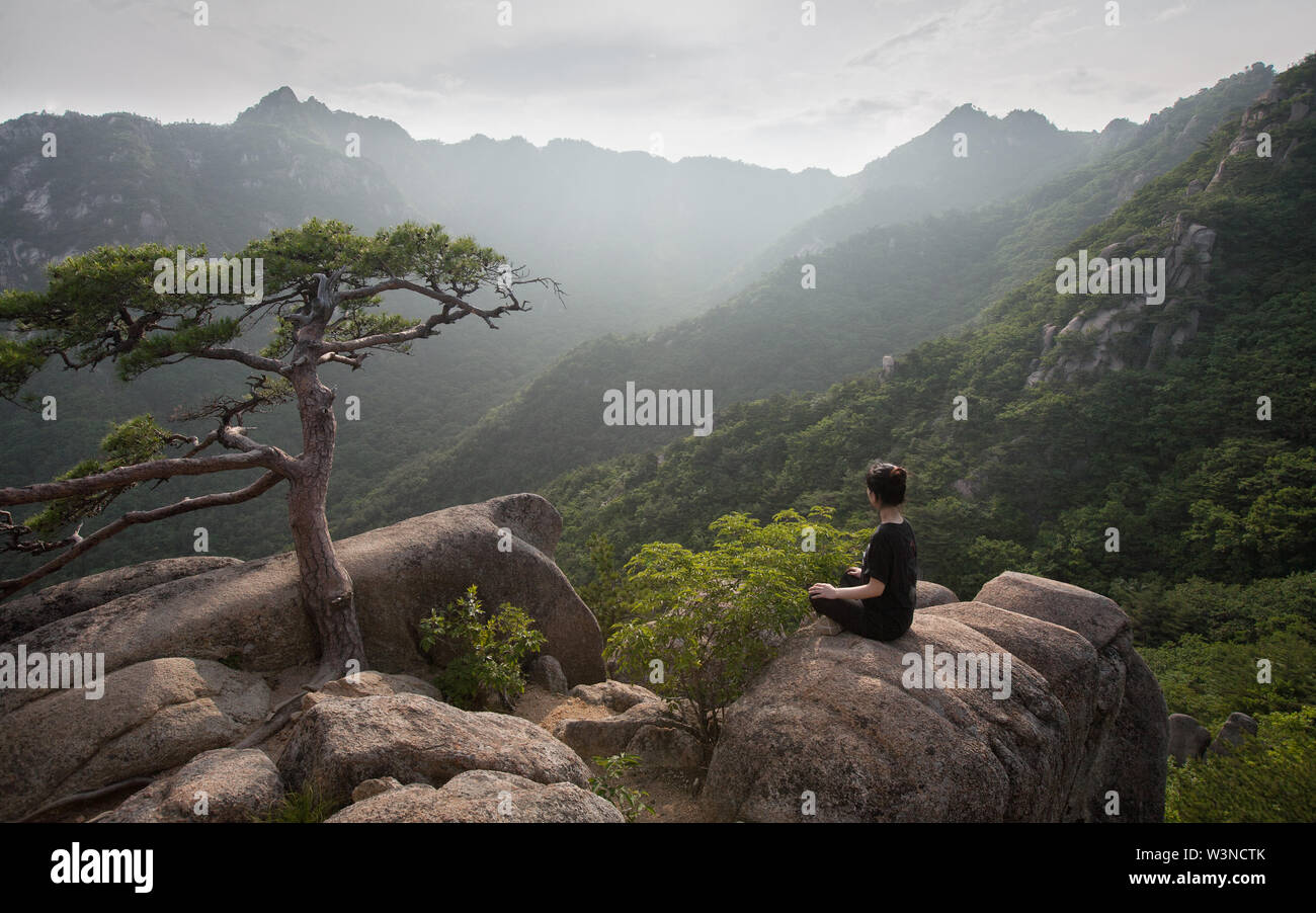 Escursionista trovare solitudine in Gaya Mountain, Corea Foto Stock