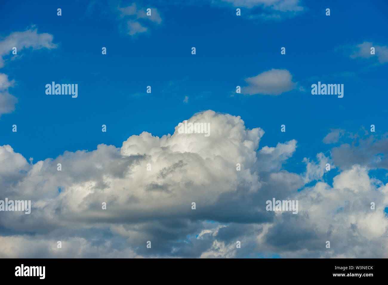Il Cumulus bianco delle nuvole, cielo blu. Buona estate meteo Foto Stock
