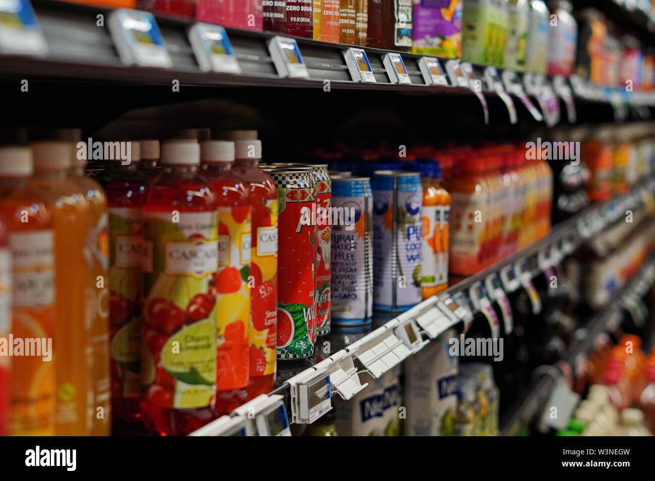 New London, CT / STATI UNITI D'America - 2 Giugno 2019: i ripiani pieni di bevande per la salute al supermercato Foto Stock