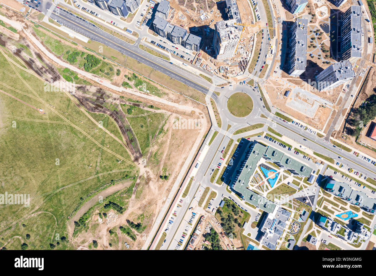 La costruzione di una nuova zona residenziale con un moderno appartamento multistory edifici, immagine aerea Foto Stock