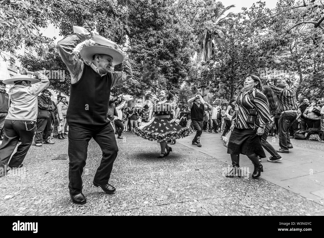 La tipica 'Cueca' ballerini a Santiago de Cile, è la danza tradizionale in Cile e ogni 18 settembre a causa di festività nazionali Foto Stock