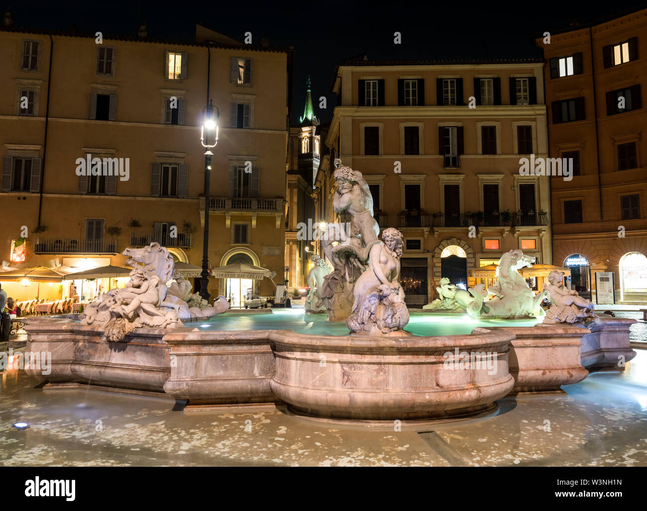 Fontana del Nettuno in Piazza Navona di Notte - Roma, Italia Foto Stock