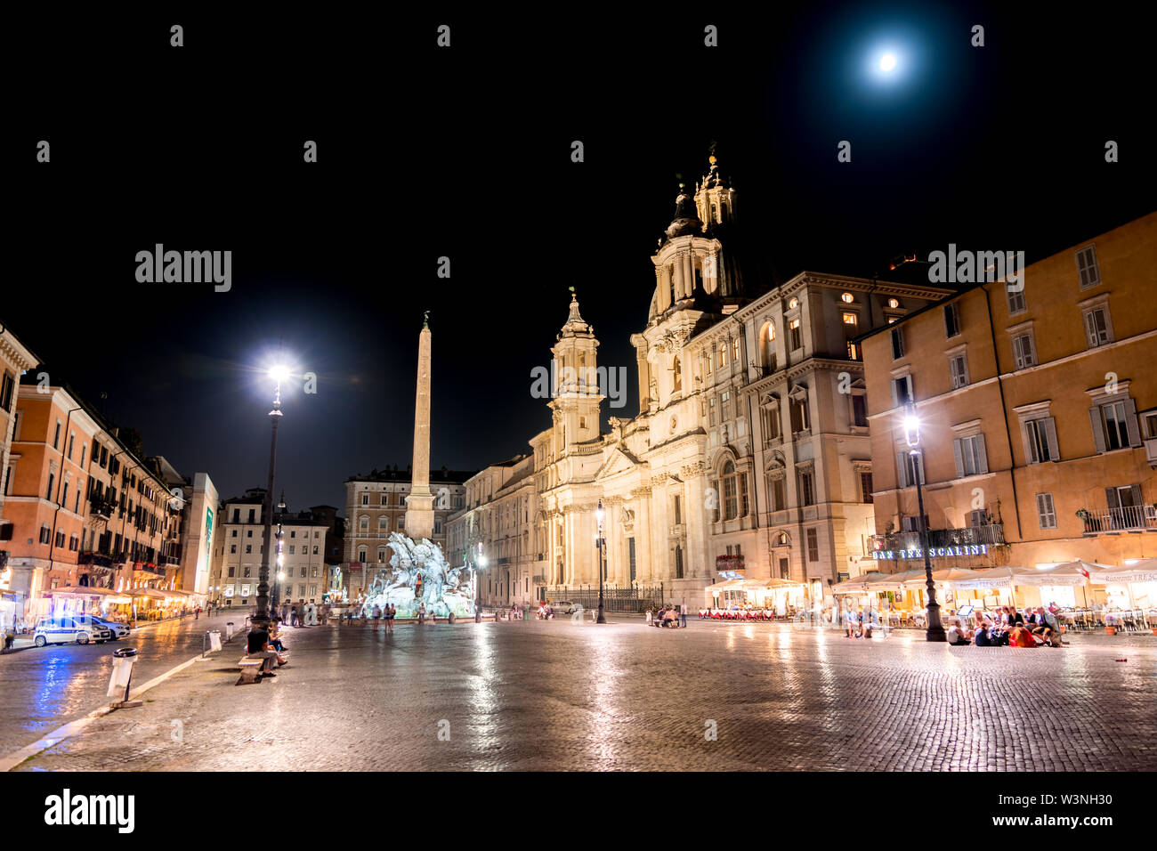 Piazza Navona di notte sotto la luna piena - Roma, Italia Foto Stock