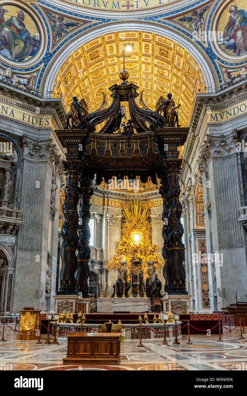 Altare nella Basilica di San Pietro in Vaticano Foto Stock
