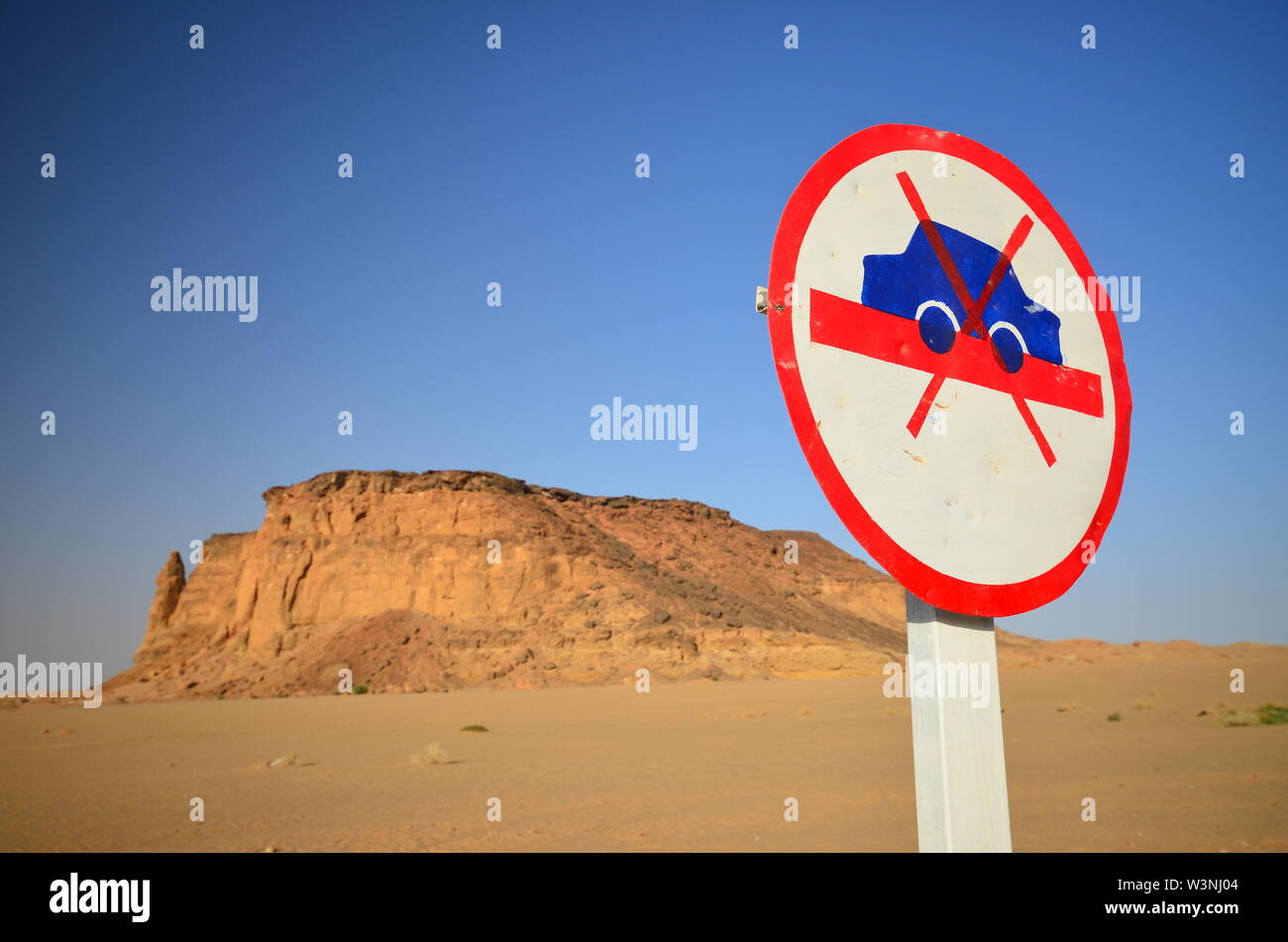 Divertente cartello stradale nel deserto africano Foto Stock