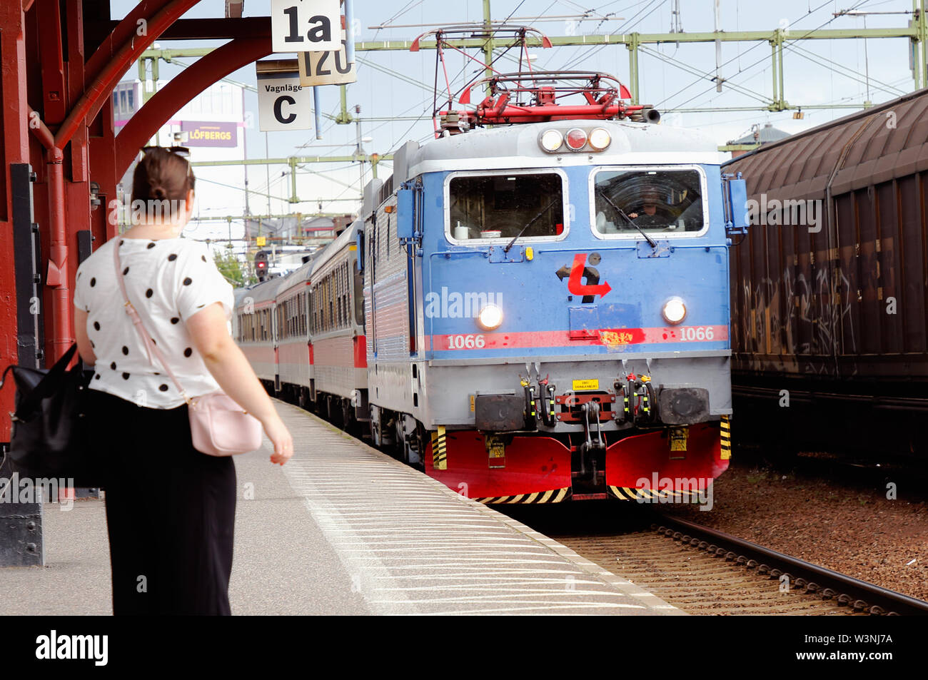 Karlstad, Svezia - 13 Luglio 2019: treni passeggeri con una classe Rc3 locomotiva elettrica in servizio per l'operatore Tagab arrivando Karlstad sta centrale Foto Stock