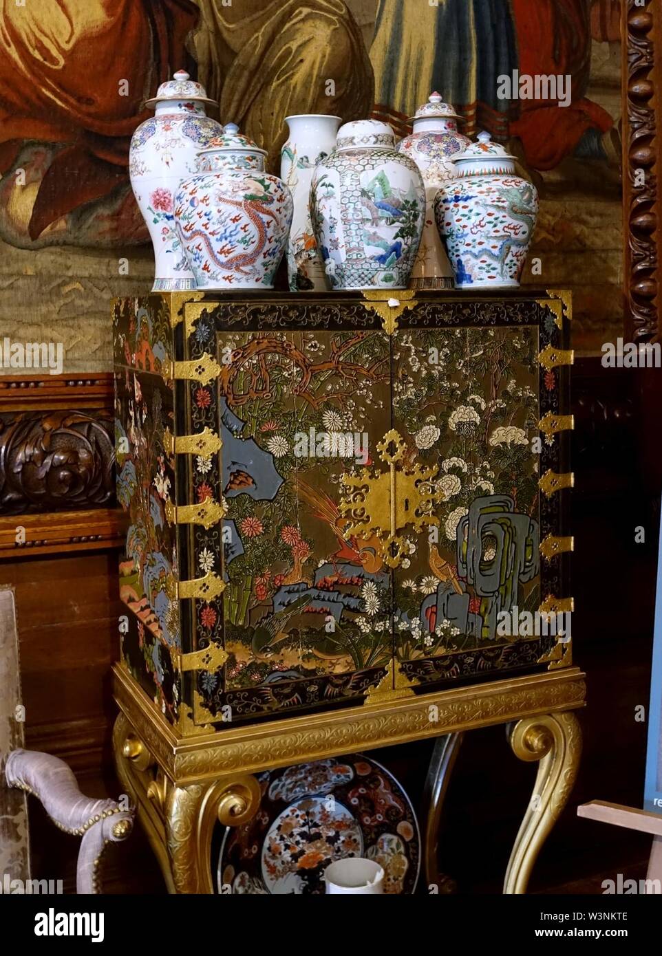 Forziere cinese di lacca di Coromandel, con ceramiche - Membro Drawing Room, Chatsworth House - Derbyshire, Inghilterra - Foto Stock
