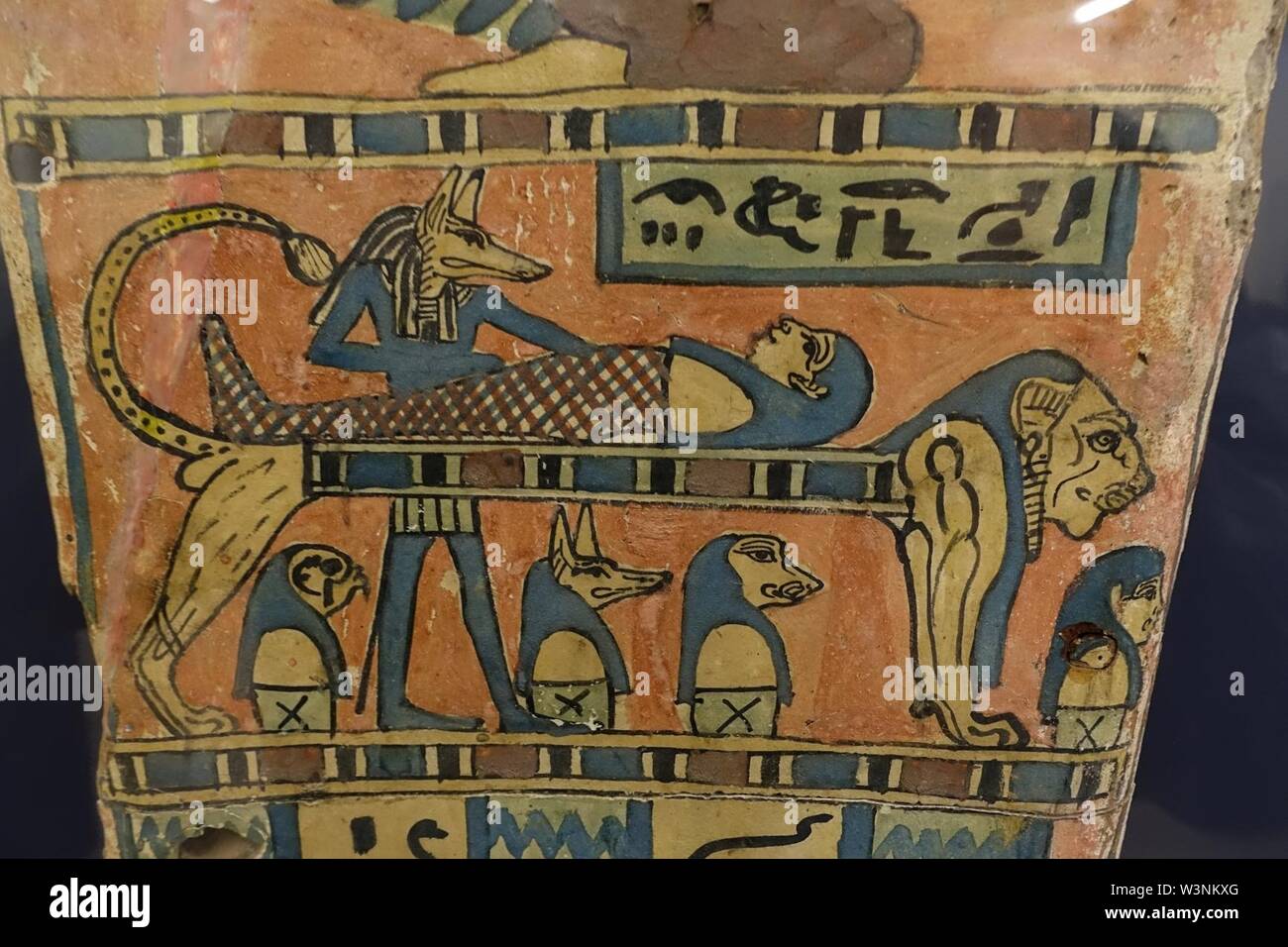 Bara frammento con dado e Anubi, vista 2, Egitto, legno stuccato e dipinto, forse 100 A.C. al 100 D.C. Foto Stock