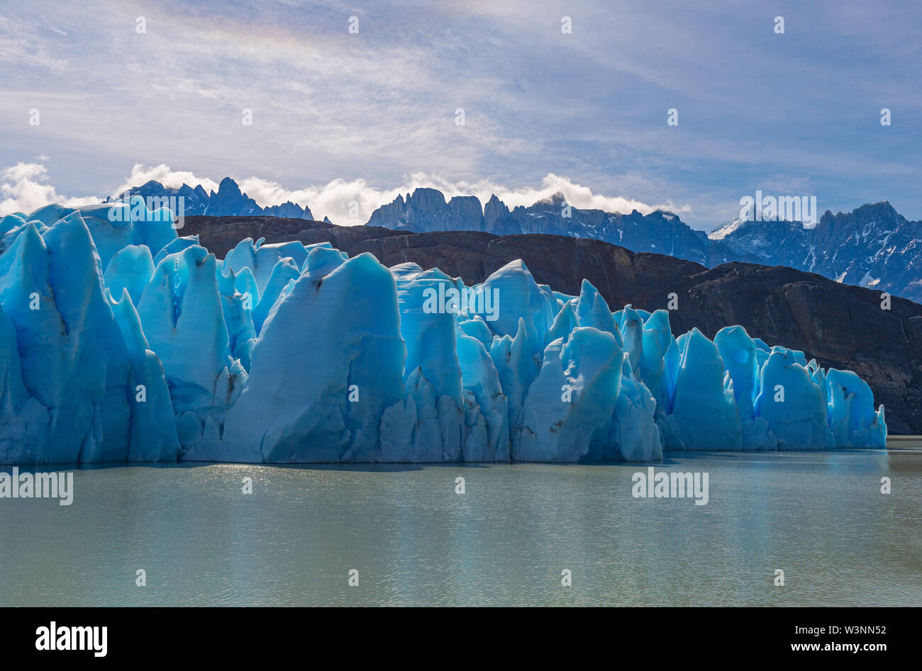 Paesaggio del ghiacciaio Grey in estate dal Lago grigio con vette delle Ande in background, parco nazionale di Torres del Paine nella Patagonia cilena. Foto Stock