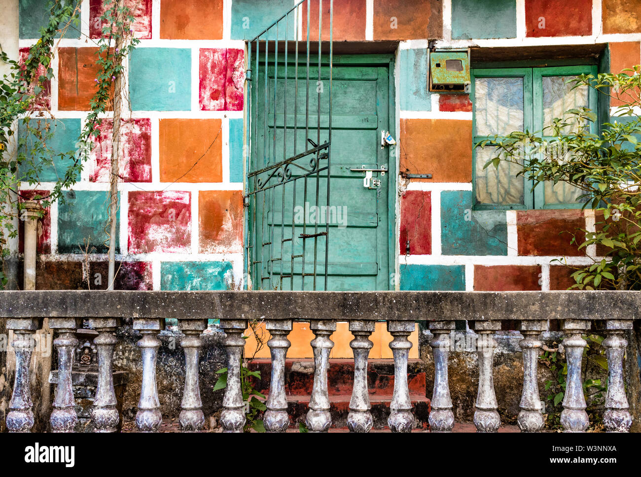 Splendidamente facciata dipinta con colori differenti, una tipica classe media ancora culturalmente ricca casa in antico e culturale città di Fontainhus in India Foto Stock