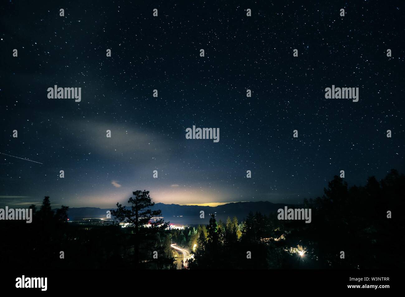 Splendido cielo galassico con molte partenze sul South Lake Tahoe, California Foto Stock