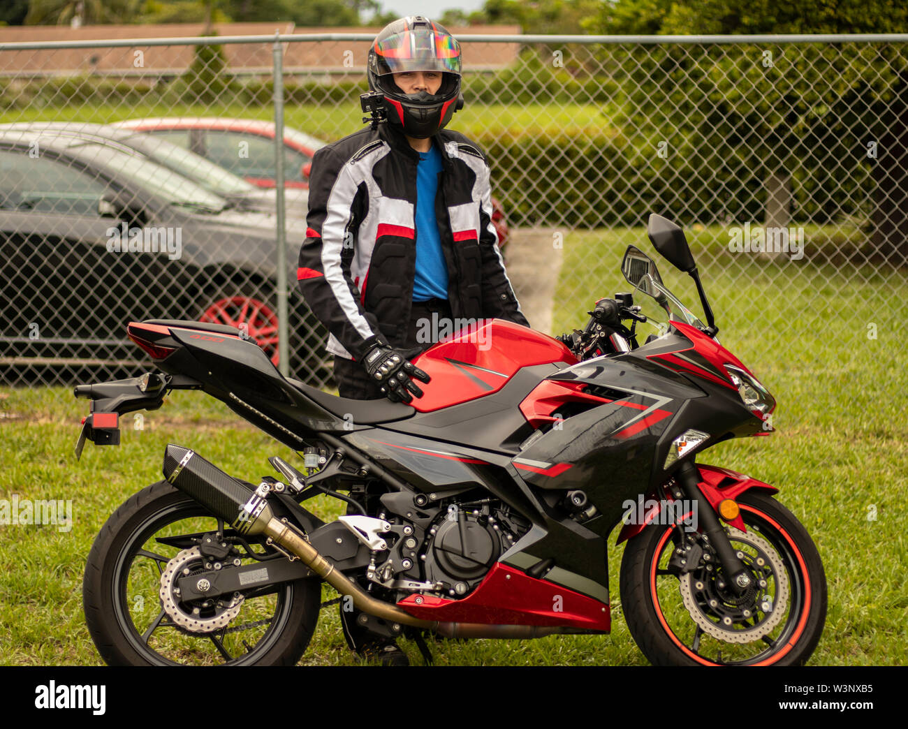 Questa è una foto di un giovane appassionato di velocità e la sua prima moto sportive Foto Stock