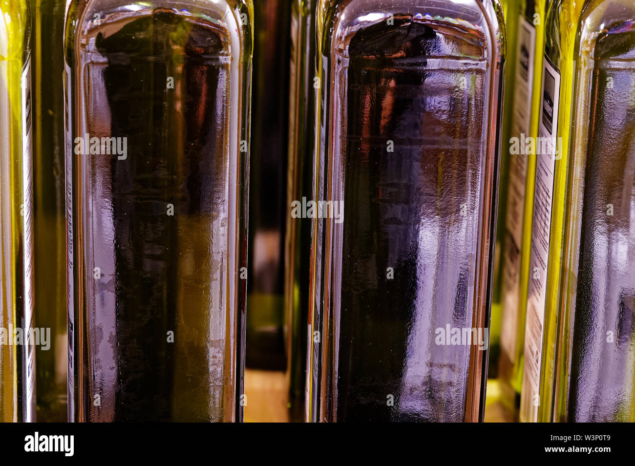 Olio bottiglie riempite sedersi sul ripiano Foto Stock